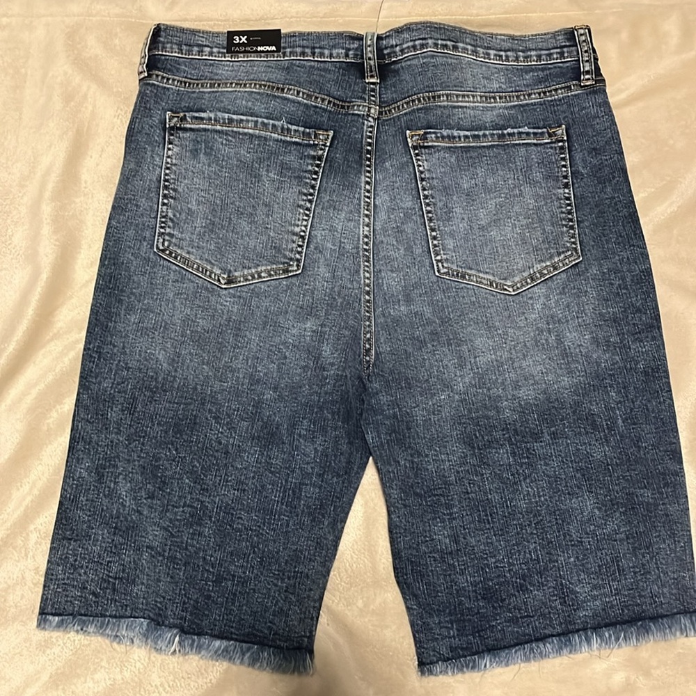 *NEW* Bermuda Ripped Short - Picture 4 of 4